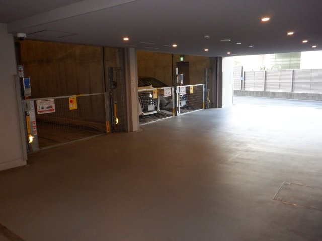 クレヴィア新宿若松町の駐車場