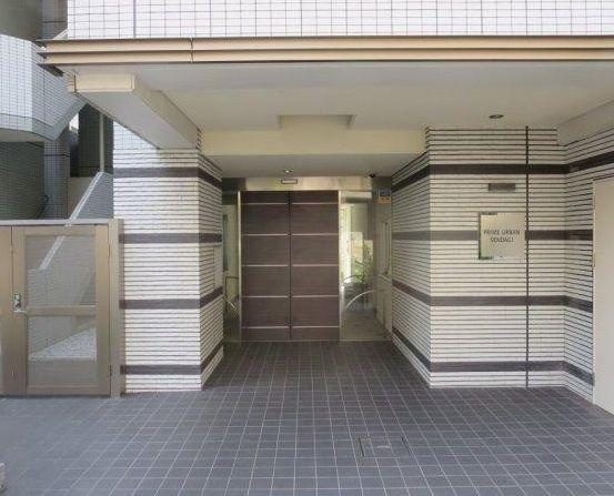プライムアーバン千駄木のエントランス