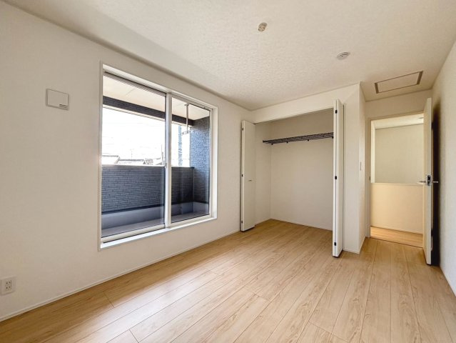 クワイエ　羽島市江吉良町第6　全1区画分譲の独立洗面台|床材に受ける様々な傷や、温度・湿度変化による、クラックの発生を大幅に抑える特殊加工を施工済みです。
水栓はリフトアップできて両手が使えます。またハンドシャワーでも使えます。