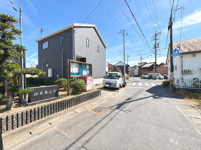 クワイエ　羽島市江吉良町第6　全1区画分譲の玄関|大容量のシューズ収納付きで玄関周りもすっきり！玄関ドアからの光が玄関ホールを明るくしてくれます。