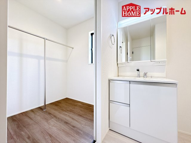 [新築住宅] 鴻巣市下忍 3期 全3棟の独立洗面台|洗面台の奥には、ウォークインクローゼットもあります。