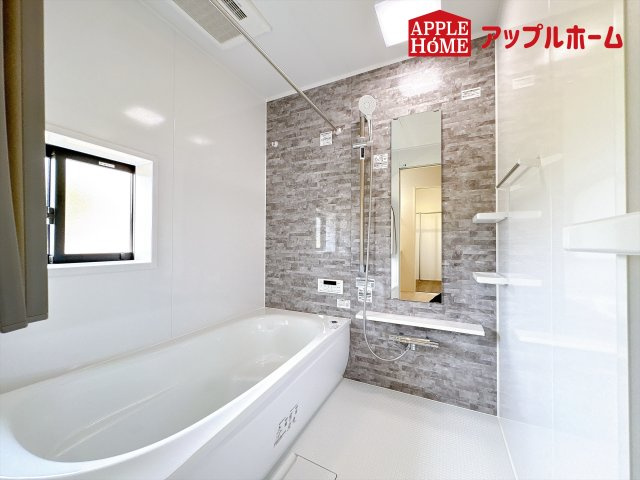 [新築住宅] 鴻巣市下忍 3期 全3棟の浴室|窓付きのバスルームは、採光もあり明るく気持ちの良い空間です。窓があることで、換気環境も良好。掃除もスムーズに出来ます