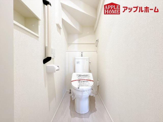 [新築住宅] 鴻巣市下忍 3期 全3棟のトイレ|白を基調とした清潔感のある明るい空間。温水洗浄便座付きで、毎日快適・清潔に使用できます。操作しやすい壁面リモコンを採用しています。