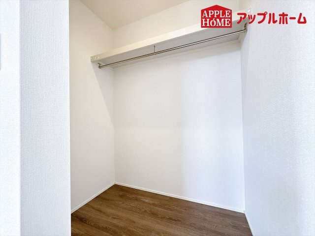 [新築住宅] 鴻巣市下忍 3期 全3棟の収納|お洋服を大切にされる方に大変喜ばれる、ウォークインクローゼット。お洋服以外にも掃除機やスーツケースなどを一箇所に集約できるのは魅力ですね！扉が一箇所ですので、お部屋の見た目にもスッキリ！