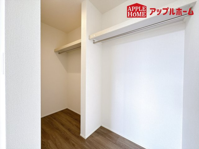 [新築住宅] 鴻巣市下忍 3期 全3棟の収納|お洋服を大切にされる方に大変喜ばれる、ウォークインクローゼット。お洋服以外にも掃除機やスーツケースなどを一箇所に集約できるのは魅力ですね！扉が一箇所ですので、お部屋の見た目にもスッキリ！