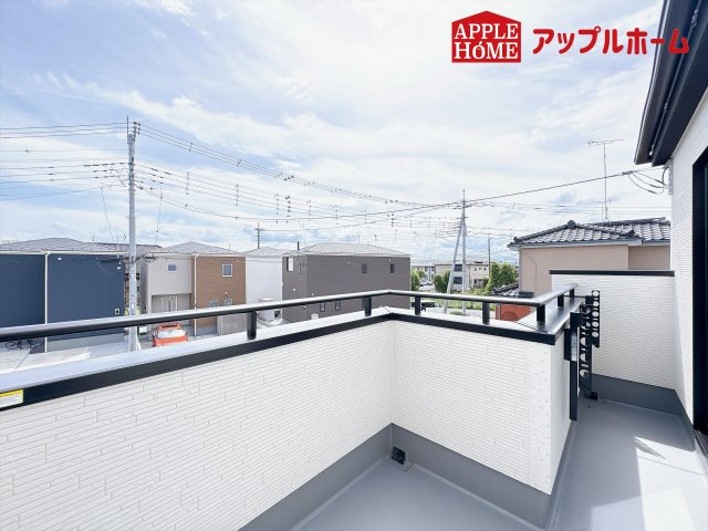 [新築住宅] 鴻巣市下忍 3期 全3棟のバルコニー|奥行を広めに取ったバルコニー♪家族分の洗濯物もしっかり干せます。日当たりも良く、毎日のお洗濯が楽しくなりそう♪