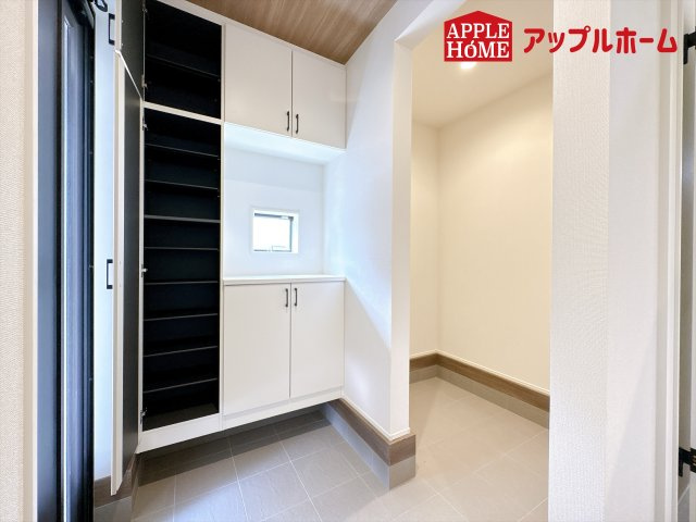 [新築住宅] 鴻巣市下忍 3期 全3棟の玄関|住まう人も来客も入った時にワクワクさせてくれるオシャレな玄関♪収納もたっぷりあるので、靴がたくさんあっても安心！