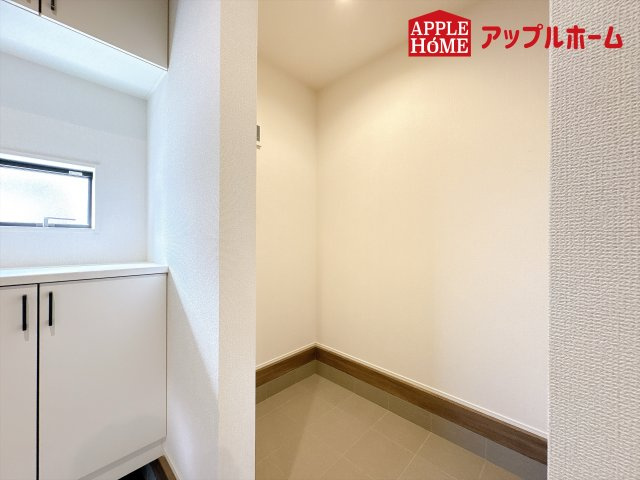 [新築住宅] 鴻巣市下忍 3期 全3棟の玄関|明るく清潔感のある玄関でお客様を迎えるスペースをパッと明るい印象に！大容量の収納力で大家族の履物もすっきり収納できます♪
