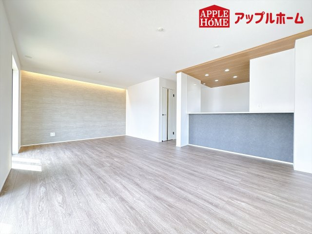 [新築住宅] 鴻巣市下忍 3期 全3棟の居間・リビング|広々リビング×対面キッチンで家族の会話も弾みます♪家族団らんの秘訣は間取りにあり☆夢のマイホームを一緒に叶えましょう！