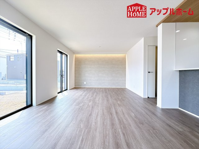 [新築住宅] 鴻巣市下忍 3期 全3棟の居間・リビング|窓から差し込む光で家族を温かく包み込みます。明るいリビングで子育てする喜びを☆いつでも見学可能です！