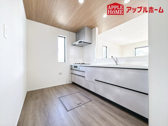[新築住宅] 鴻巣市下忍 3期 全3棟のキッチン|対面式キッチンは、家族のコミュニケーションを育み、子育て家族にも好適なプラン！リビングで寛ぐご家族をいつも感じられます♪会話を楽しみながら家事ができ、小さいお子様がいても安心です！