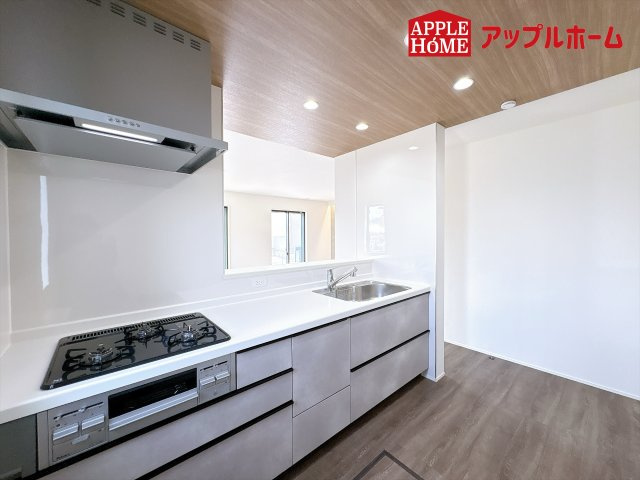 [新築住宅] 鴻巣市下忍 3期 全3棟のキッチン|見栄えもよくお手入れもスムーズに出来ます。豊富な収納力もございますので、キッチンスペースをスッキリとお使い頂けそうです。