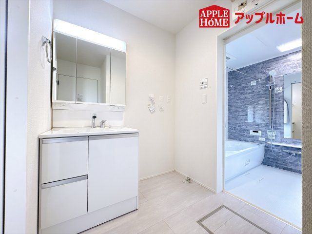 [新築住宅] 鴻巣市下忍 3期 全3棟の独立洗面台|ゆとりの洗面スペースで朝の身支度も快適スムーズに。３面鏡で髪のセットやお化粧もストレスなくこなせ、朝から気分良く通勤通学に向かえそうですね！鏡の裏にはたっぷりと収納スペースを標準装備