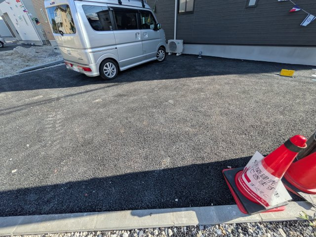 土浦市中村南　第11　新築戸建て　1号棟の駐車場|駐車3台可能で、出し入れしやすいゆとりのカースペース。
月々の駐車場代が不要な点も大きな魅力です。