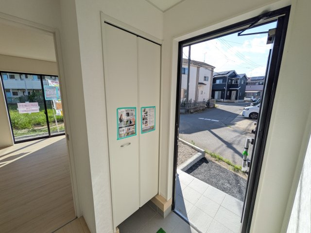 土浦市中村南　第11　新築戸建て　1号棟の玄関|家族全員の靴がスッキリ片付く大容量シューズボックス完備。お客様を気持ちよく迎えられる、明るく清潔感あふれる玄関です。