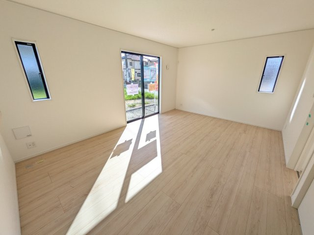 土浦市中村南　第11　新築戸建て　1号棟の居間・リビング|家族の会話が自然と弾む、広々としたゆとりのLDK。南西向きの窓からたっぷりの光が射し込む明るく快適な空間です。