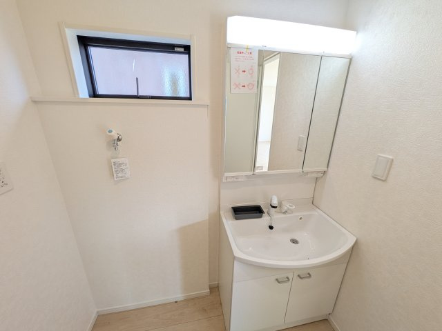 土浦市中村南　第11　新築戸建て　1号棟の独立洗面台|三面鏡の洗面化粧台はミラー扉の内側がすべて収納スペースになっており、収納力も魅力的です♪
ボックスティッシュも収納可能で、可変トレイは収納物に応じて高さ調整ができます！
取り外して洗えるので清潔です♪
