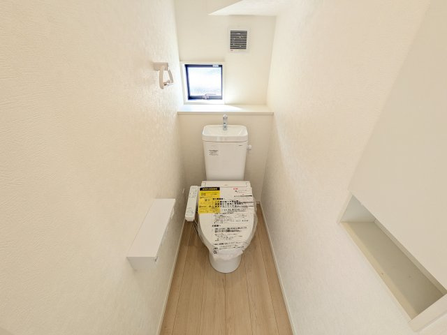 土浦市中村南　第11　新築戸建て　1号棟のトイレ|少ない水でもパワフルに洗浄する節水設計。清潔さと機能性を両立させた、毎日気持ち良く使えるトイレ空間です。