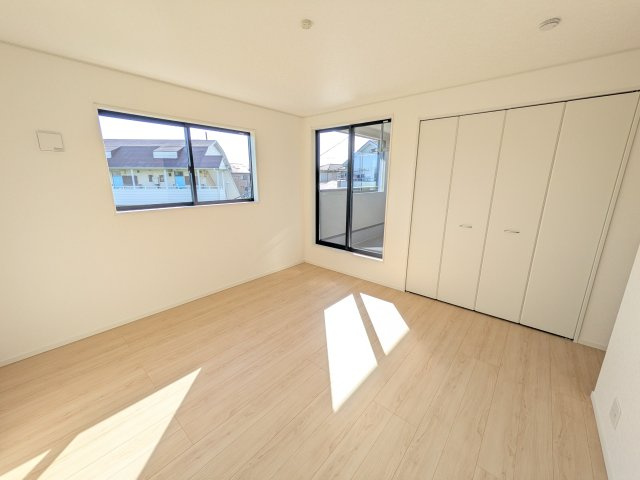 土浦市中村南　第11　新築戸建て　1号棟の洋室|バルコニーに面した明るい２面採光で、毎朝爽やかな光を感じられます。