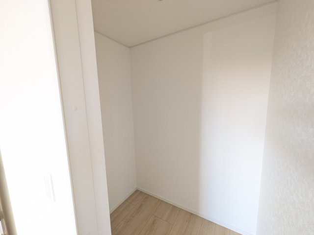 土浦市中村南　第11　新築戸建て　3号棟の収納|大容量のクローゼットを完備。衣類から季節家電までスッキリ片付き、空間を有効活用できます。