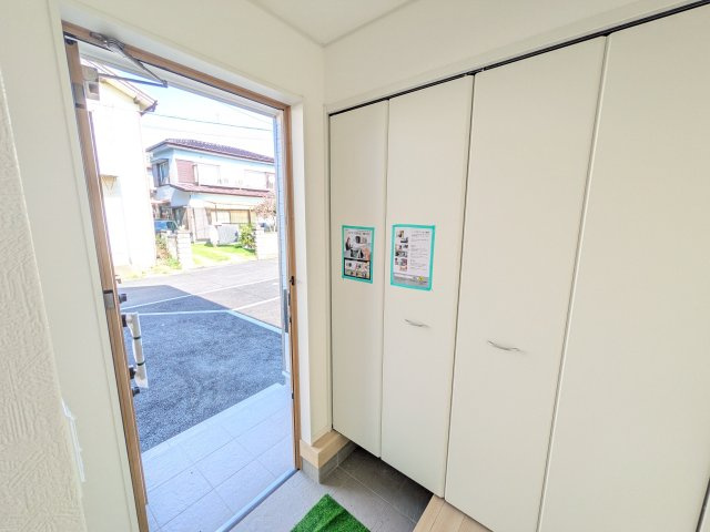 土浦市中村南　第11　新築戸建て　3号棟の玄関|家族全員の靴がスッキリ片付く大容量シューズボックス完備。お客様を気持ちよく迎えられる、明るく清潔感あふれる玄関です。