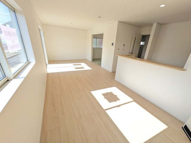 土浦市中村南　第11　新築戸建て　3号棟の居間・リビング|居心地の良いデザインと機能性を両立。ご友人を招いたり、趣味を楽しんだり、様々なシーンで活躍する団らんの中心地です。