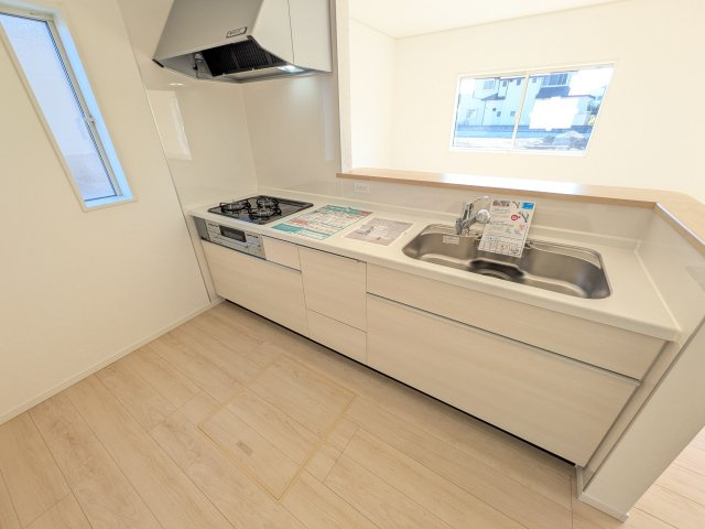 土浦市中村南　第11　新築戸建て　3号棟のキッチン|対面式カウンターでリビングとの一体感を演出。使いやすい動線と豊富な収納で、毎日の料理時間も快適に過ごせます。