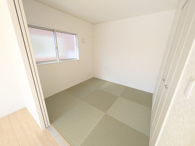 土浦市中村南　第11　新築戸建て　3号棟の和室|琉球畳の和室は陽当たりも良く、落ち着ける空間です♪
リビングとの続き間になっているので、お子様の遊ぶスペースやお昼寝などにも使えます！
押し入れもあり収納にも困りません♪