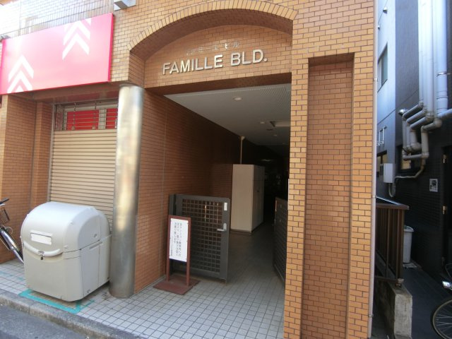 ファミーユビルのエントランス