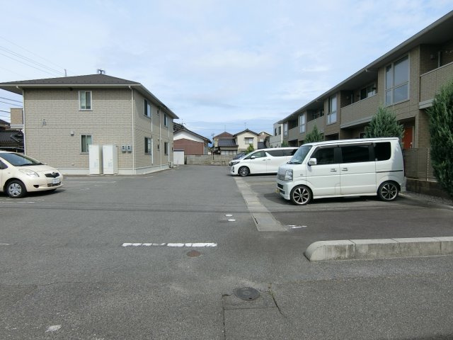 モダンコートTA棟の駐車場