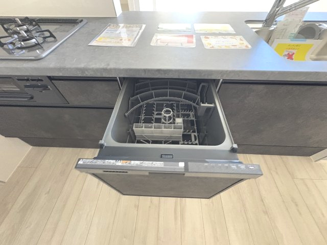 【キッチン】 | 福岡市東区筥松1丁目1期　1号棟（全3棟）【仲介手数料無料・0円】 | 現地写真。食洗器が付いてます。