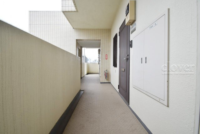 【その他共用部分】 | 日神パレス高円寺 | 共用廊下です。ここもきれいに清掃されています。周囲のお部屋の様子も、ぜひ伺ってみてください。～即日のご見学可能～　お問合せはお気軽にどうぞ。
