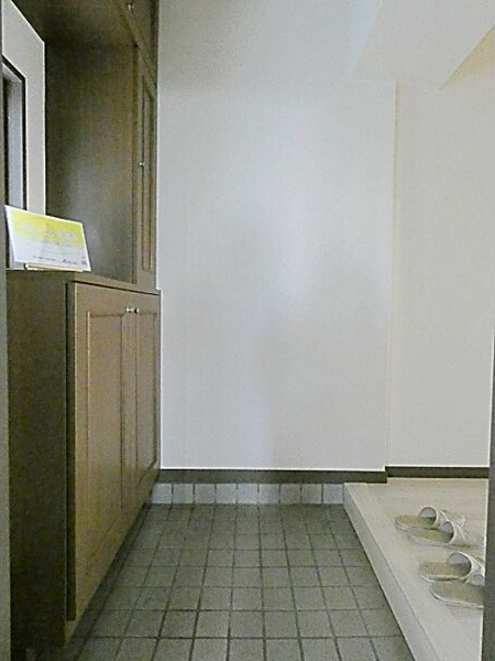 赤坪第2小菅ビルの玄関