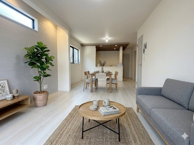 三郷市新和2丁目　新築戸建　全3棟　2号棟の居間・リビング|同施工会社の参考写真にCGによる画像処理を行っています。家具、小物、カーテン等はイメージはCGです。