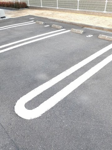 トラスト・コートの駐車場|駐車場があるので、車を買う予定の方も安心です