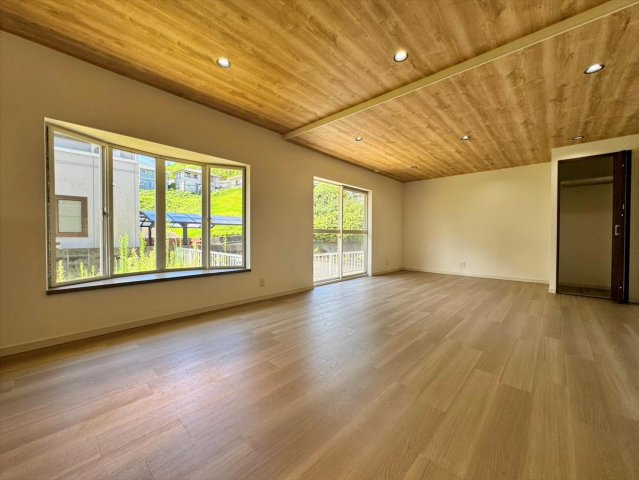 一の宮学園町　一戸建ての居間・リビング|約17.5帖のLDK！窓から光が差し込む心地よい空間です♪