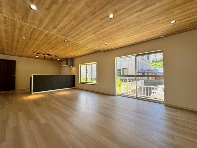 一の宮学園町　一戸建ての居間・リビング|木目調の天井とシックな色合いの対面キッチンで落ち着いた印象♪