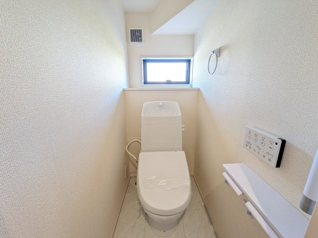 第1常総市坂手町　新築戸建　1号棟のトイレ|窓付きで明るく白を基調とした清潔感のあるトイレは温水洗浄便座付きです♪
