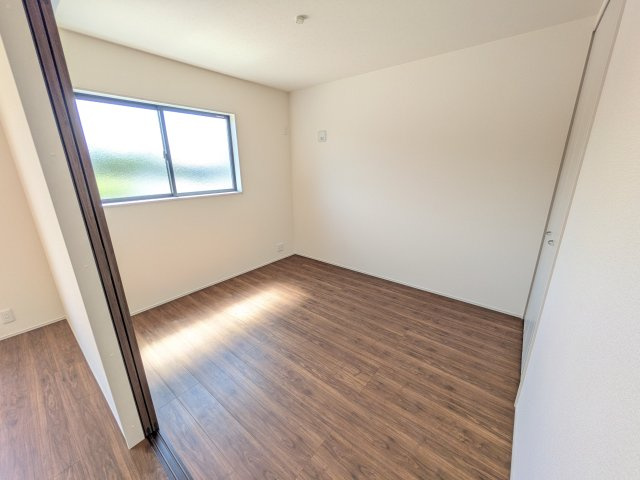 第1常総市坂手町　新築戸建　1号棟の洋室|リビングと繋がる多目的スペース。引き戸を開ければ広々LDK、閉じれば客間や書斎、お子様の遊び場に早変わりします。