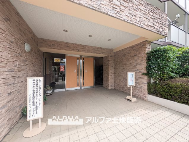 メゾンエクレーレニュー昭島のエントランス|Entrance】
◆エントランス◆住まいの第一印象をつくる共用スペース。毎日の行き帰りや来客を迎える、マンションの大切な空間です。
