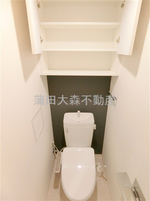 アジールコート大森西のトイレ|棚収納と温水洗浄便座付きのトイレ