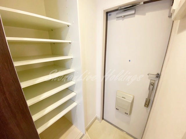 茅ヶ崎市浜竹１丁目のアパートの玄関