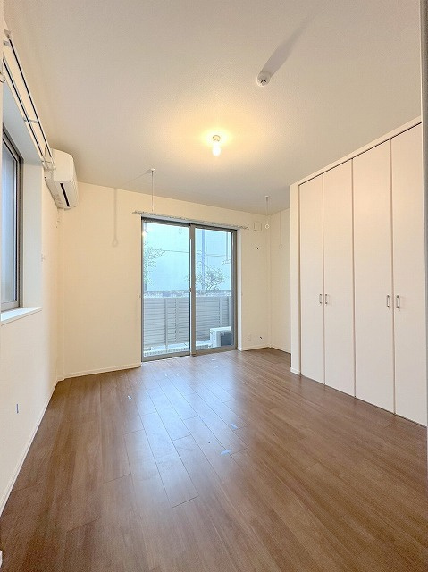ラ　リューシュの居間・リビング|★明るいフローリングの角部屋です★