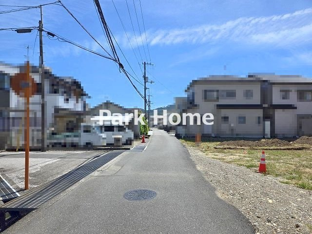 高知市朝倉本町1丁目 ④ 新築戸建ての前面道路含む現地写真
