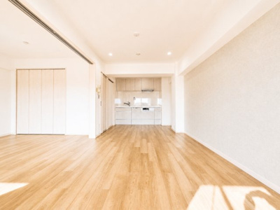 【居間・リビング】 | ネオコーポ戸塚舞岡　ペット飼育可/舞岡駅19分 | ◆リビングは一日中太陽の光が射し込みます。家族が集まる空間は、自然と笑顔が溢れます！
