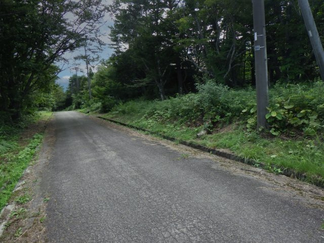 羽鳥湖高原住宅保養地①の前面道路含む現地写真