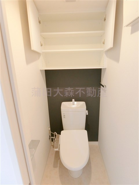 アジールコート大森西のトイレ|棚収納と温水洗浄便座付きのトイレ