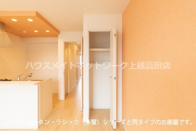 グラン　アクシス　Ⅰの収納|収納 反転タイプ（参考室内写真ルタン・ラシック（多雪）と同タイプ）