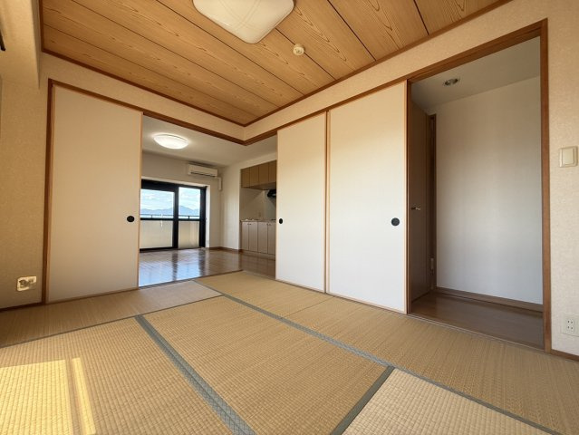 サーパス鷹子第三の和室|押入収納を備えた約6帖の和室は、お昼寝や趣味の際も快適です。