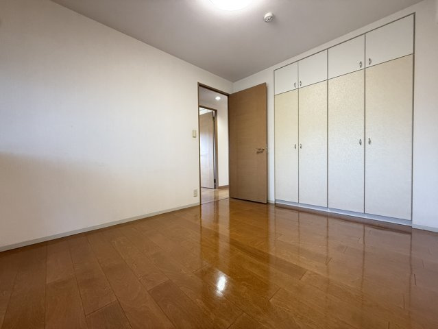 サーパス鷹子第三の洋室|衣類や季節物も収まり、お部屋の美しさを保ちやすいです。